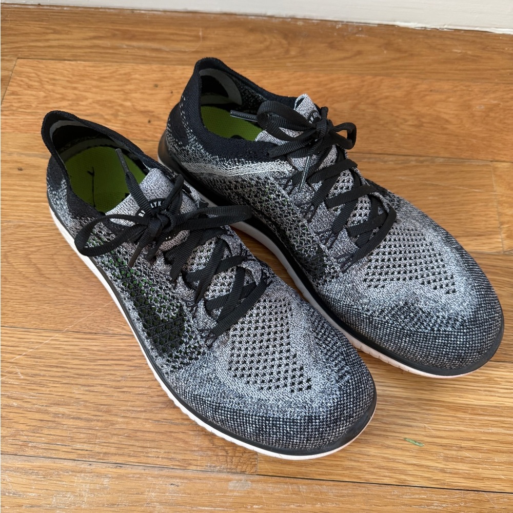 Women’s Nike Free Running Shoes - Picture 3 of 4